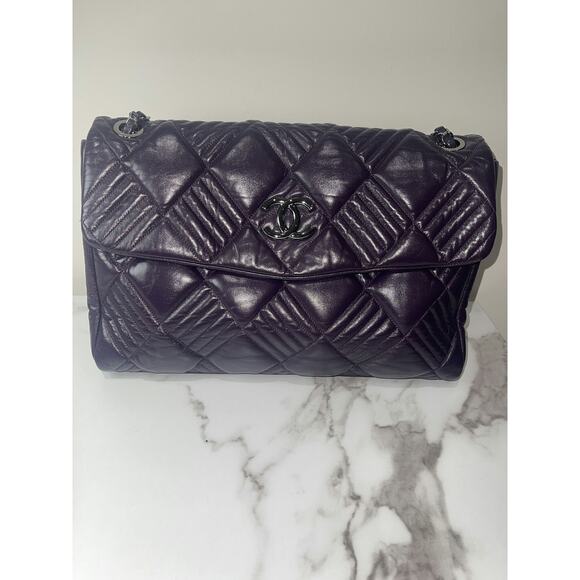 Chanel Quilted Shoulder Bag in Dark Purple Leather - Picture 1 of 6